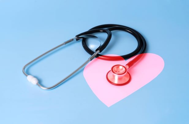 Stetoskop auf Herzbild